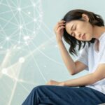 肩こりに悩む20代の日本人女性。自律神経の乱れによる不調をイメージしたヘルスケア写真