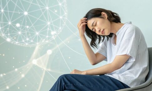 肩こりに悩む20代の日本人女性。自律神経の乱れによる不調をイメージしたヘルスケア写真