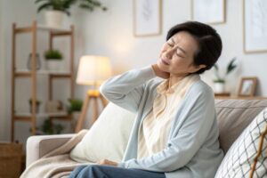 肩こりに悩む女性