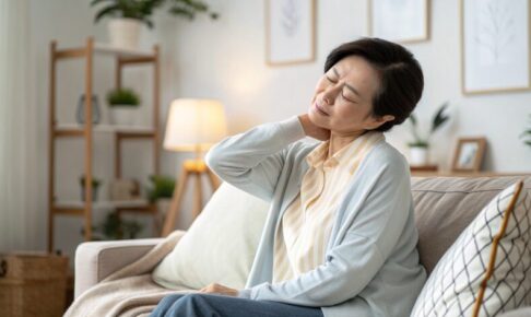 肩こりに悩む女性