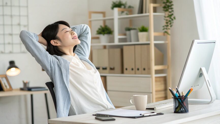 首と肩を伸ばすストレッチをする女性のイメージ