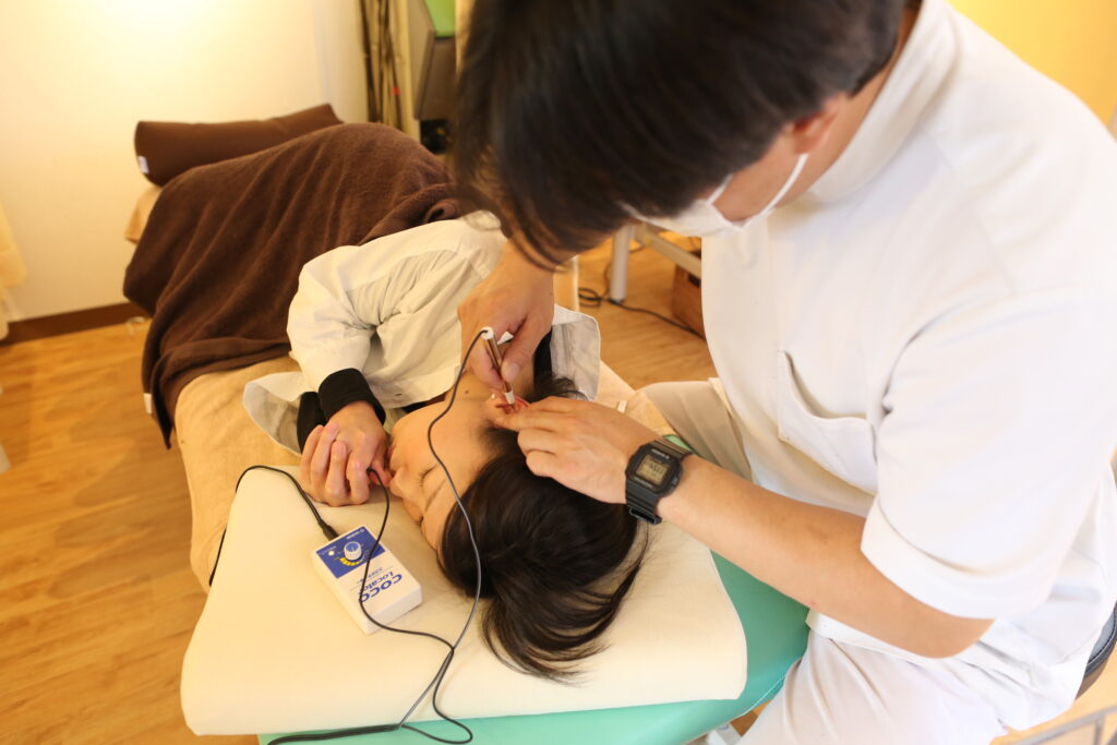耳のツボにやさしくアプローチする耳つぼダイエットの施術|八王子さわい整体院
