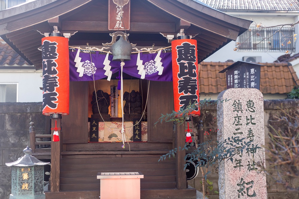 八王子は七福神ならぬ“八”福神?新年の開運散歩と、歩き疲れた足のケア 10 八王子八福神の恵比寿天(恵比寿神社)。鮮やかな赤い提灯と鎮座記念の石碑