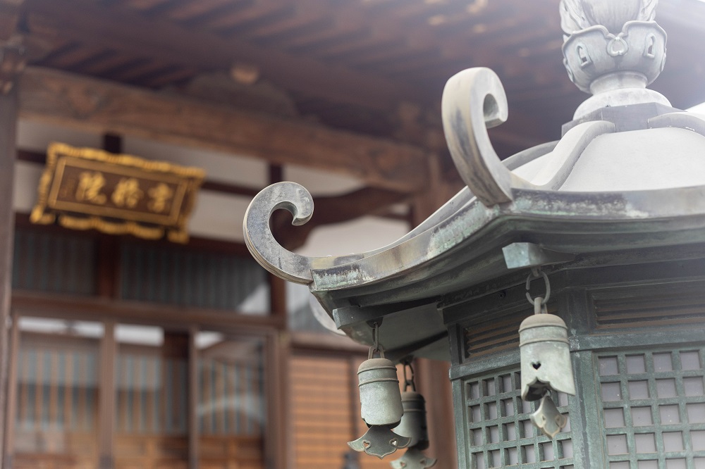 八王子は七福神ならぬ“八”福神?新年の開運散歩と、歩き疲れた足のケア 8 八王子八福神めぐりで訪れた宗格院の灯籠と本堂