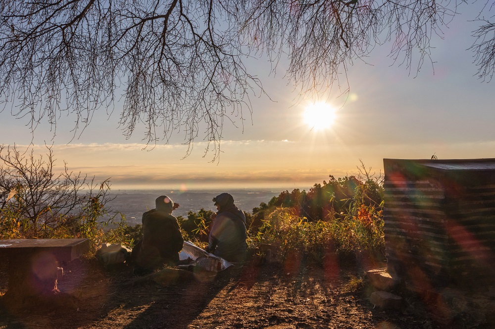 八王子城址の山頂から望む2026年の美しい初日の出と八王子の街並み