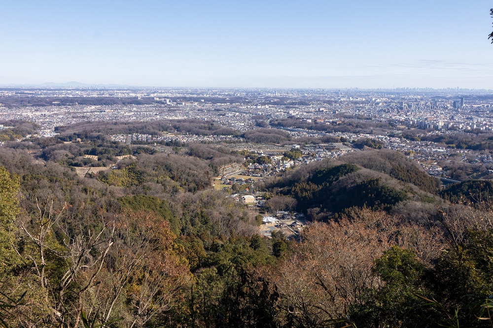 初日の出登山を楽しむ50代の仲間たちと八王子城址の自然豊かな風景