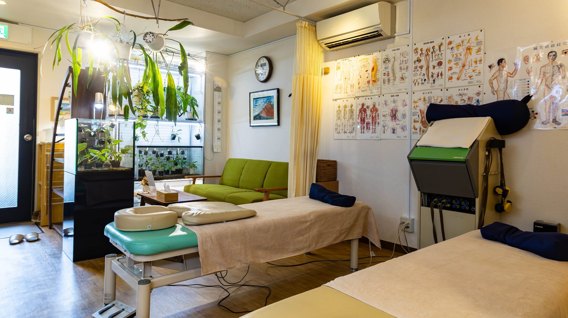 八王子市・さわい整体院の院内風景（施術室と整体ベッド）