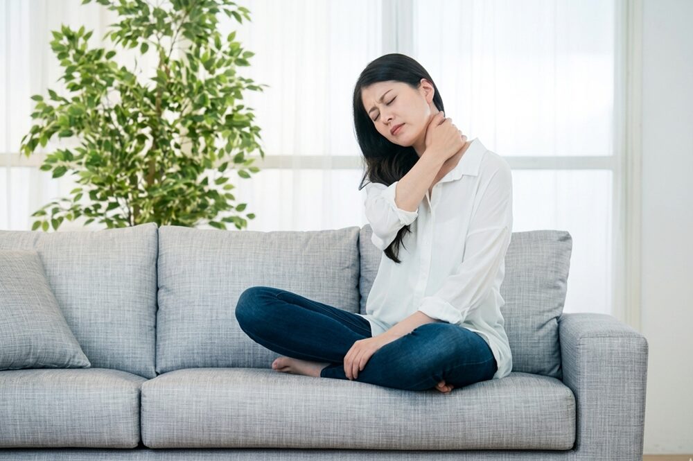 肩こりで悩む女性