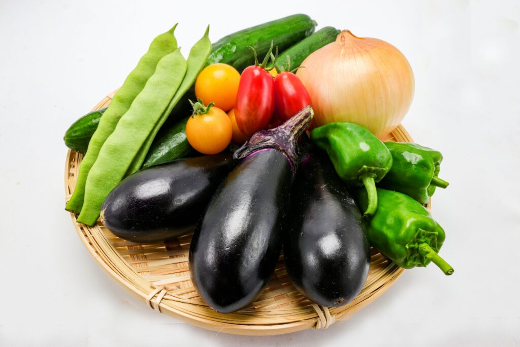 トマトやきゅうりなど色鮮やかな夏野菜が盛られたかご