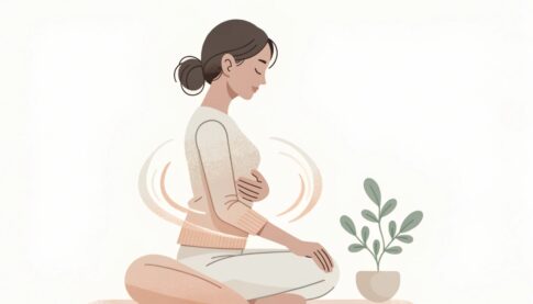 お腹に手を当てて体調を気づかう女性｜八王子の腸もみ さわい整体院