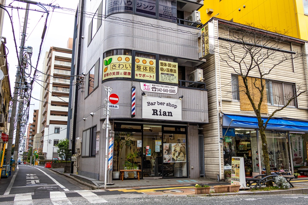 みずき通り沿いのさわい整体院の外観。2階の黄色い看板と2F入口の案内